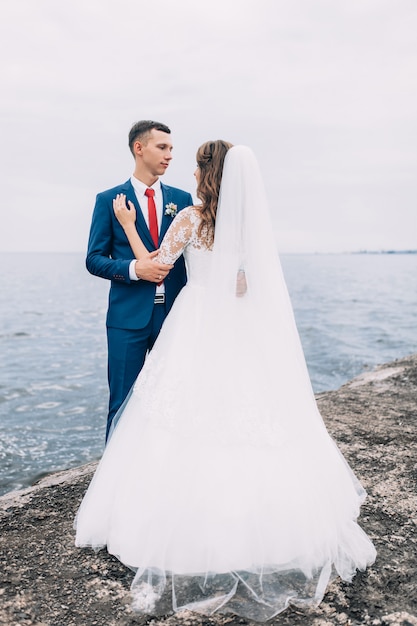 Novios en el mar, amantes en el muelle