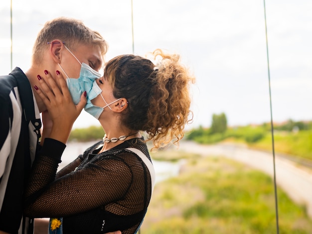 novios con máscara, nuevo concepto normal