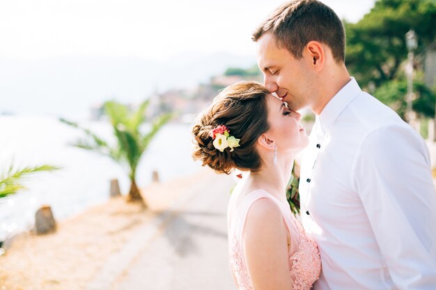 Los novios se miran y se dan la mano en Perast.