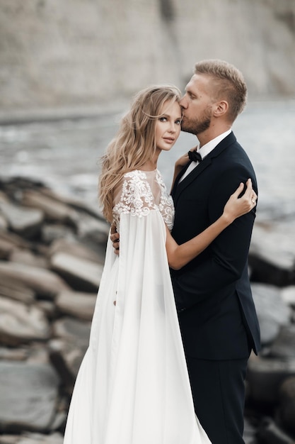 Novios de moda en vestido de novia