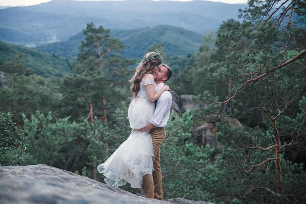 Novios en las montañas