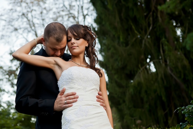 Novios en la naturaleza