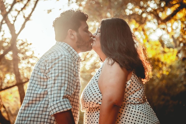 Novios en la naturaleza