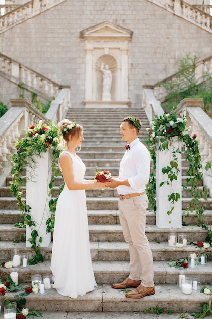 Los novios se paran en las escaleras.