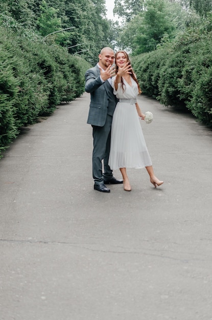 los novios en el parque cerca de los árboles