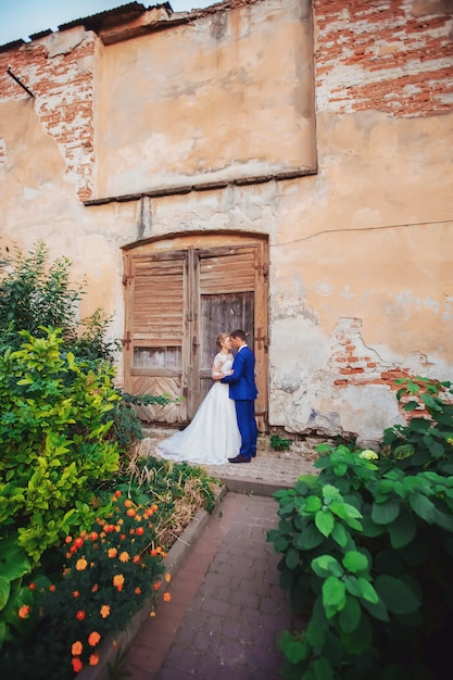 Los novios pasean por el casco antiguo