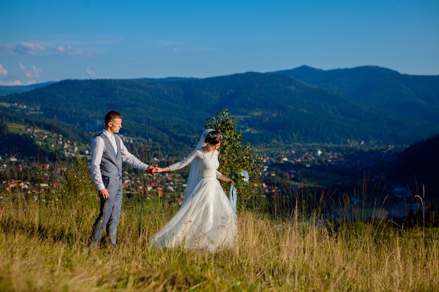 Novios de pie en una montaña