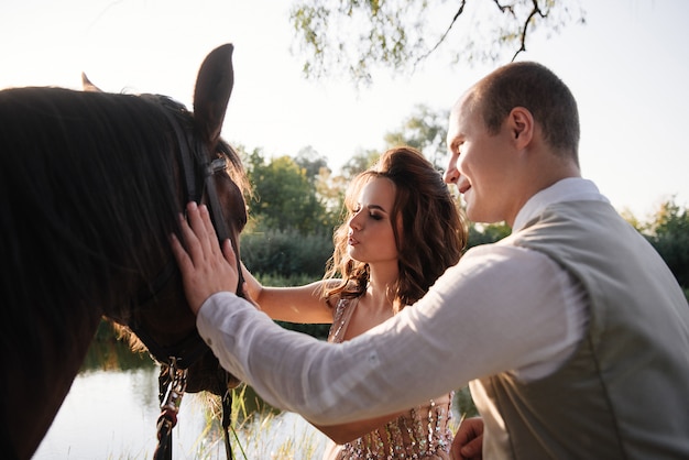 Foto novios posando en el campo cerca del río