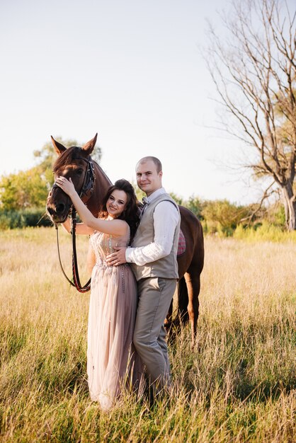 Novios posando en el campo