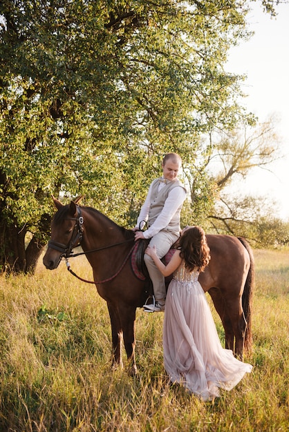 Novios posando en el campo