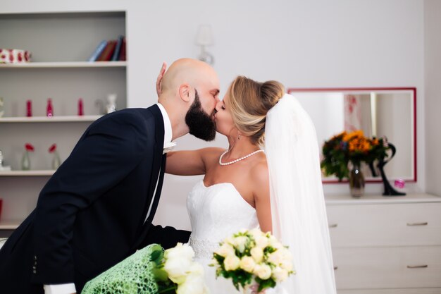 Novios posando juntos en casa