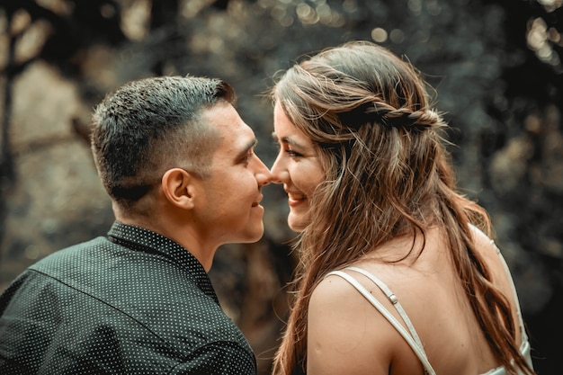 Novios posando juntos en la naturaleza