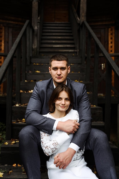 Foto novios sentados en las escaleras