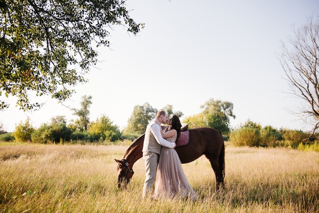 novios en todo el campo