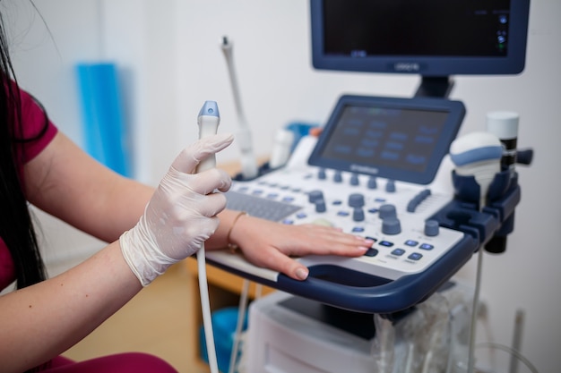 Novo aparelho modernizado para exame de ultrassom de órgãos do corpo