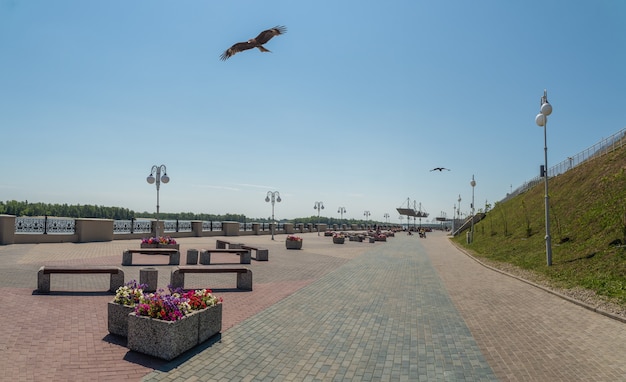 Novo aterro pavimentado com canteiros de flores em Barnaul. Parque Nagorny.