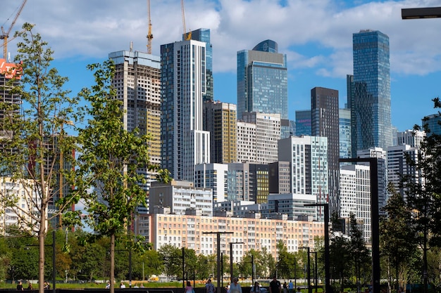 Foto novo aterro próximo à área residencial do distrito de beregovoy fily, em moscou, na rússia