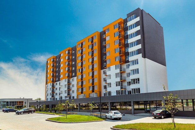 Novo bloco de apartamentos modernos com varanda e céu azul ao fundo