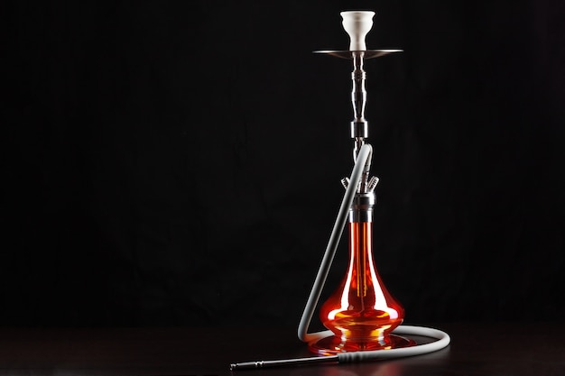 Novo cachimbo de água isolado em preto