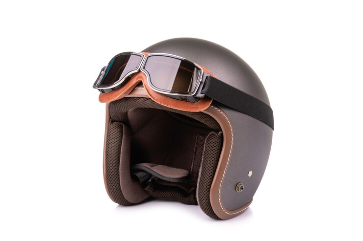 Foto novo capacete vintage cinza e óculos de proteção contra vento