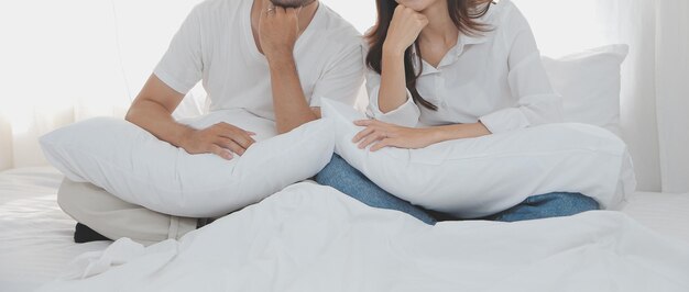 Novo casal apaixonado em casa Casal jovem e bonito alegre relaxando no sofá em casa Momento romântico Em foco seletivo Tiro de estúdio de configuração