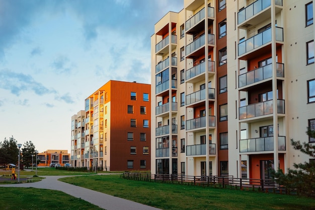 Novo conceito ao ar livre do edifício residencial em casa de apartamento. Rua e fundos.