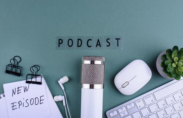 Novo conceito de episódio de podcast com microfone