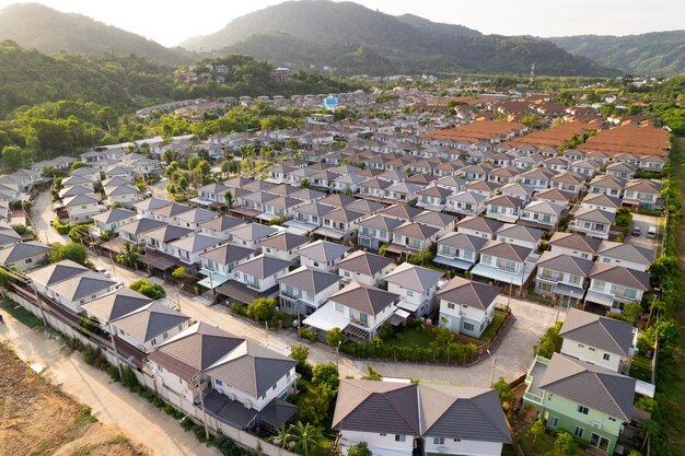 Novo desenvolvimento imobiliário Vista aérea de casas residenciais e bairro de calçadas durante um pôr do sol ou nascer do sol de outono Casas bem embaladas Vista superior sobre casas particulares em phuket tailândia