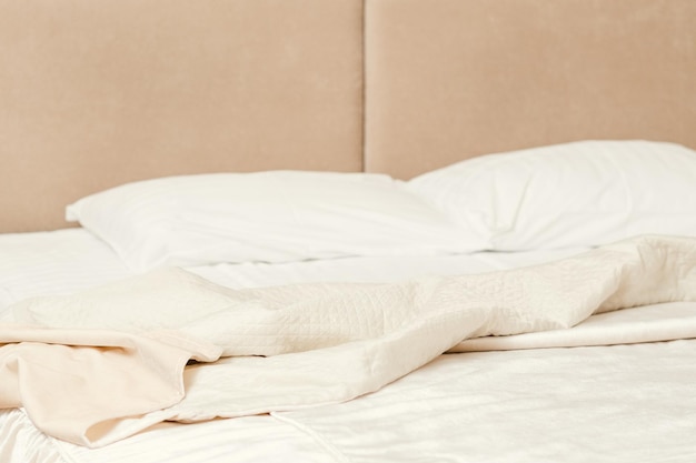 Novo dia começando rotina matinal cama bagunçada vazia com lençóis brancos de luxo e capa de seda copiar espaço