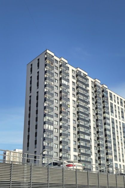 Novo edifício alto cinzento em um bairro residencial