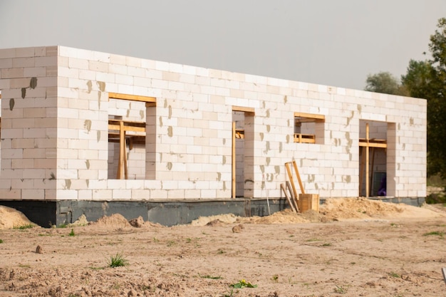 Novo edifício de uma casa particular feita de tijolos brancos a melhor vida durante a quarentena