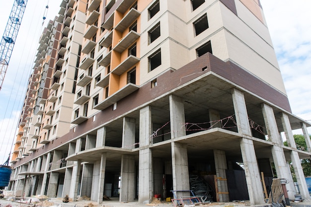Foto novo edifício de vários andares em construção