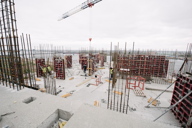 Novo edifício de vários andares em construção