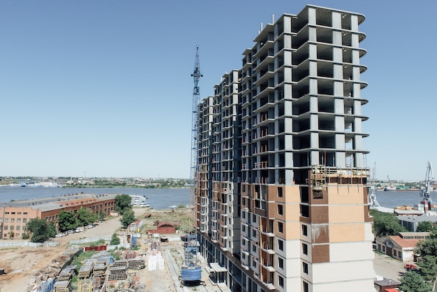 Novo edifício de vários andares em construção