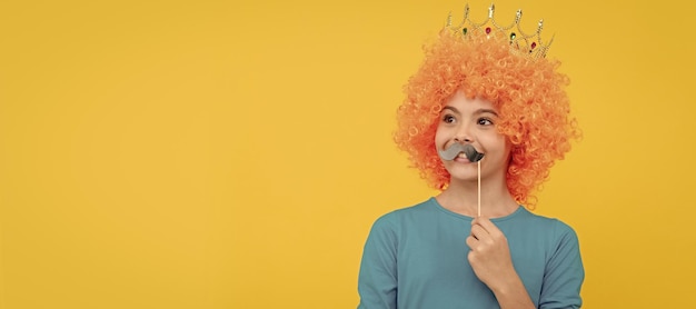 Novo estilo criança engraçada com bigode de festa menina adolescente egoísta no concurso de tiara dia da mentira Criança adolescente engraçada em cartaz de festa de peruca Espaço de cópia de cabeçalho de banner