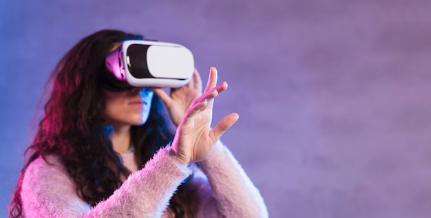 Novo fone de ouvido de realidade virtual de tecnologia lateralmente