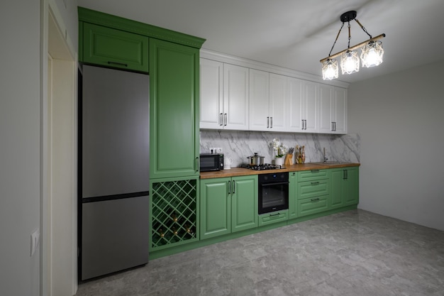 Novo interior verde moderno e bem projetado da cozinha