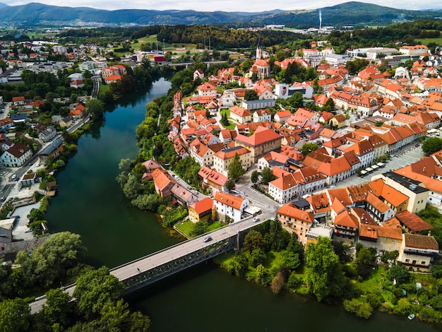 Novo Mesto Cityscape na curva do rio Krka na Eslovênia Lower Carniola Region Aerial Drone View