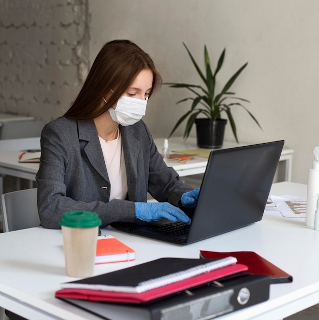 Novo normal no escritório com máscara facial