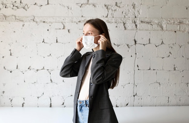 Foto novo normal para trabalhador corporativo com máscara facial