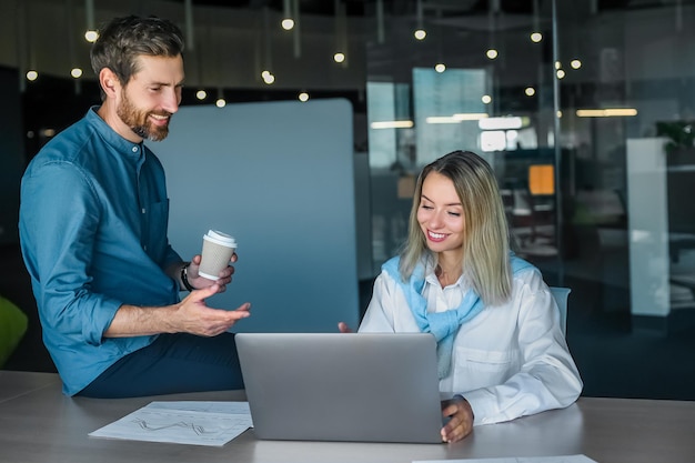 Novo projeto. Trabalhadores de escritório que parecem envolvidos enquanto discutem um novo projeto