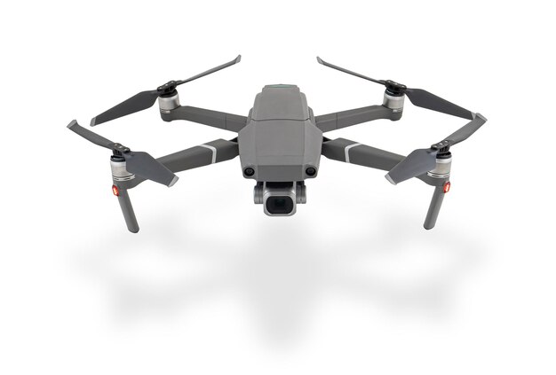 Novo quadrocóptero sem piloto cinza escuro com câmera digital e sensores voando isolado em fundo branco