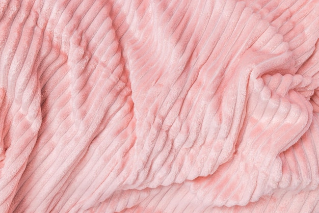 Novo tecido rosa suave. Fundo de textura abstrata com ondas e linhas. Vista de cima, close-up