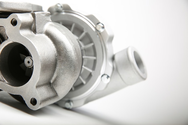 novo turbocompressor está em fundo branco