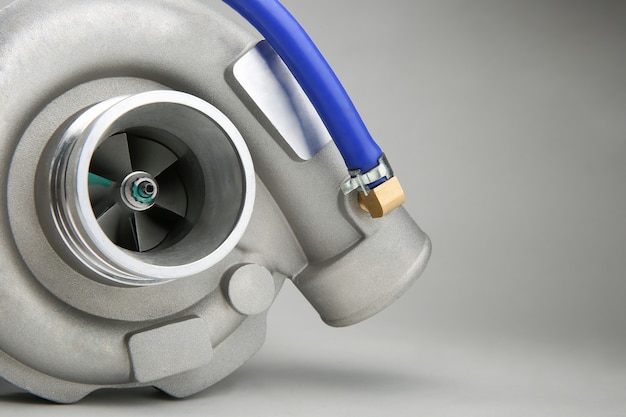 Foto novo turbocompressor está em fundo branco