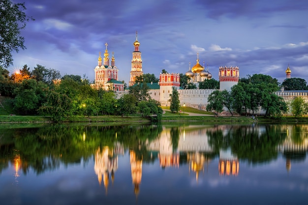 Novodevichy-Kloster in Moskau mit Reflexionen in einem Teich im Licht der Abendlichter