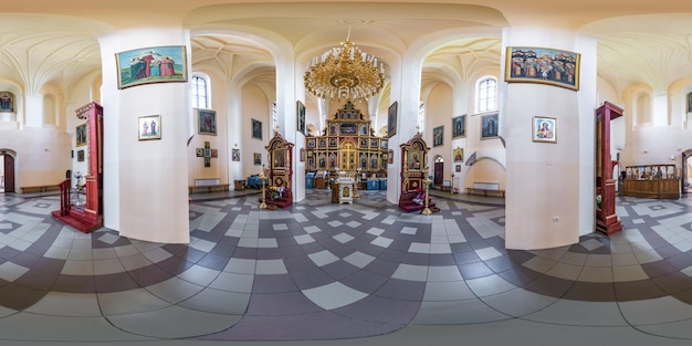 NOVOGRUDOK BIELORRUSIA SEPTIEMBRE 2019 Panorama hdri completo y transparente 360 grados de ángulo dentro del interior de la iglesia ortodoxa con íconos cerca del altar en proyección esférica equirectangular VR AR contenido