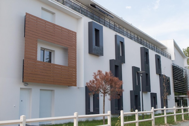 Novos apartamentos à venda sobre o céu azul