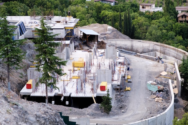 Novos edifícios estão sendo construídos nas montanhas Construção Desenvolvimento de arquitetura de construção natureza paisagem fundo Crimeia Gurzuf 30 de agosto de 2022