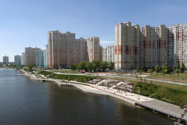 Novos edifícios modernos atrás do parque de recreação nas margens do rio Moscou em Krasnogorsk